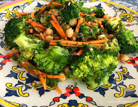 Дать салату настояться 5 минут и подавать.