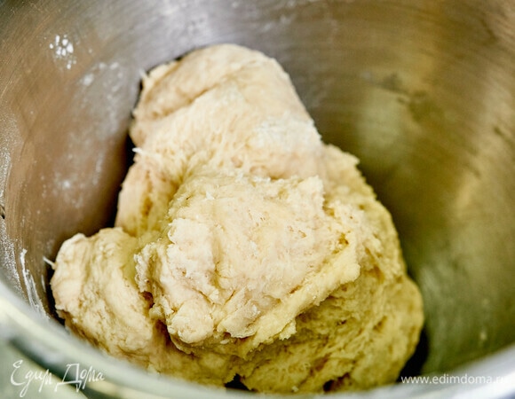Сливочное масло растопите на водяной бане и смешайте вместе с остальными ингредиентами. Тесто должно получиться эластичным и не прилипать к рукам. 