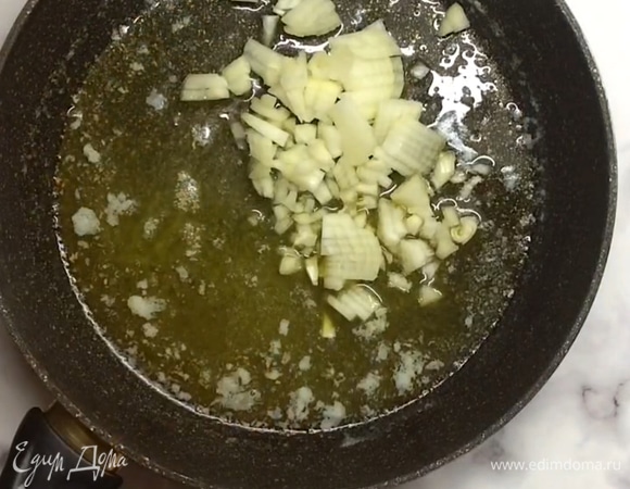 В сковороду выкладываем сливочное масло и вливаем оливковое. Лук мелко нарезаем и отправляем в сковороду с маслом, готовим до прозрачности лука.