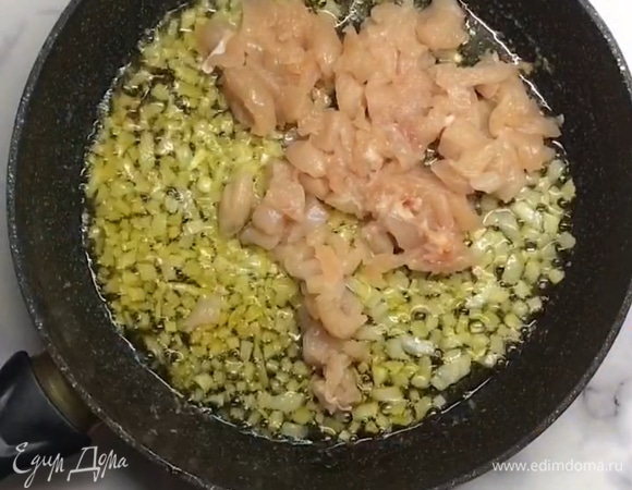 Куриное филе нарезаем на средние кусочки и добавляем к луку, тушим 5 минут.