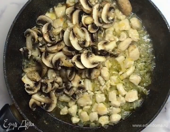 Шампиньоны нарезаем на крупные кусочки и выкладываем в сковороду, тушим еще 2–3 минуты.