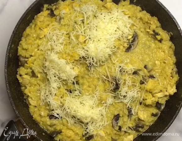 Главный секрет ризотто заключается в том, что жидкость добавляется частями, по мере впитывания ее рисом. Так рис не разваривается и получается очень нежным. Бульон уходит приблизительно в 5–6 заходов. Часть бульона впиталась, добавляем следующий половник. И так до тех пор, пока бульон не закончится. Это займет 20–25 минут. Когда рис готов, текстура ризотто станет кремовой. Добавляем тертый на мелкой терке пармезан (или другой твердый сыр), перемешиваем.