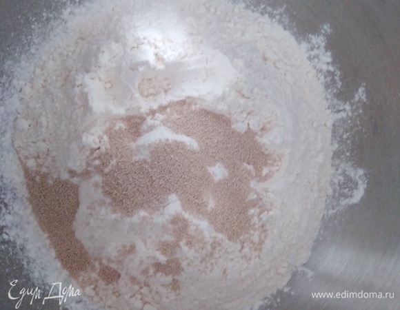 Муку просеять, соединить с сухими дрожжами. Перемешать.
