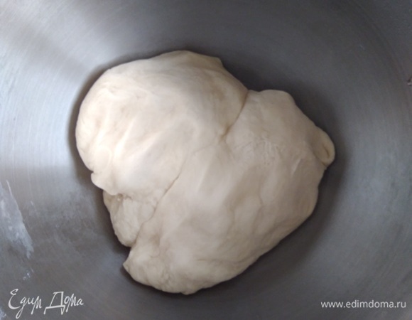 В теплой воде растворить соль и сахар. Постепенно вливая в муку, замесить тесто. Месить не менее 5 минут. Я доверила замес миксеру, но руками делаю по той же схеме. Влить растительное масло и месить еще 5 минут. Убрать тесто под пленку в теплое место на 1 час.