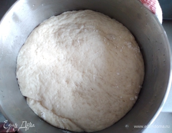 Через час обмять, разделить на шарики по 50–60 г.