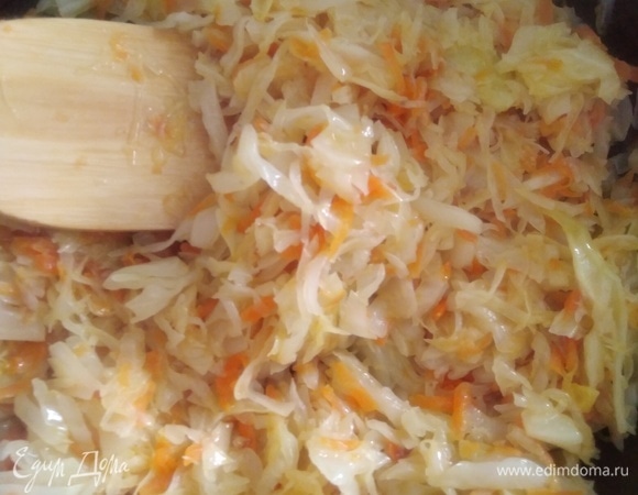 Для начинки потушить на масле нарезанную капусту и тертую морковь, посолить, поперчить по вкусу. Дать жидкости выпариться. Остудить.