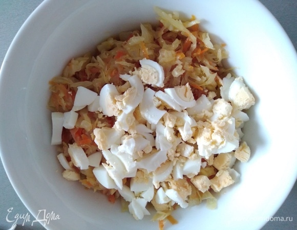 Яйца отварить и нарезать. Перемешать с капустой.