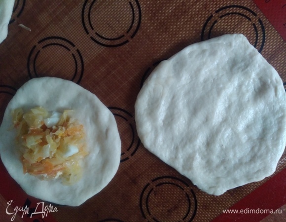 Пальцами размять шарик в лепешку, положить начинку и защипнуть края.