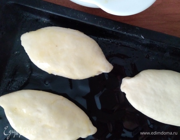 Оставить на 15 минут на расстойку, смазать взбитым желтком. Духовку разогреть до 180°C.