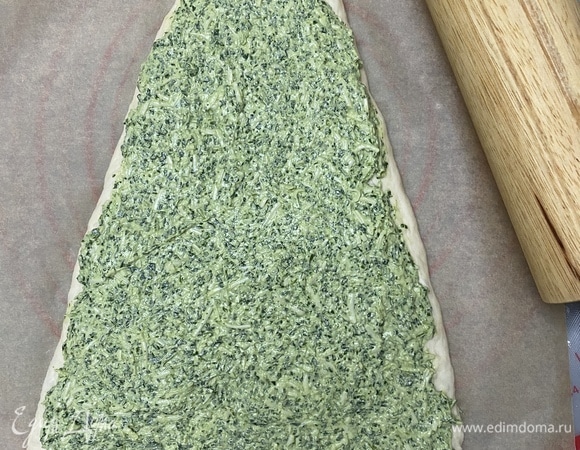 Шпинат и сливочный сыр измельчить в комбайне до состояния однородной массы, добавить соль и тертый сыр, все перемешать. На тесто выложить начинку, накрыть второй частью теста.