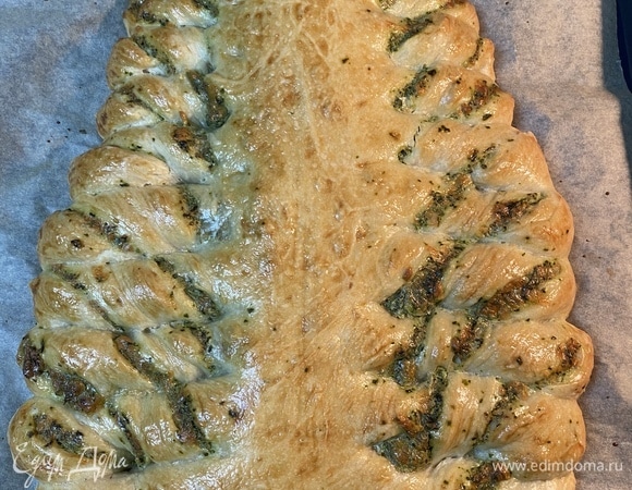 Выпекать до румяной корочки, примерно 30 минут. Горячий пирог смазать сливочным маслом.