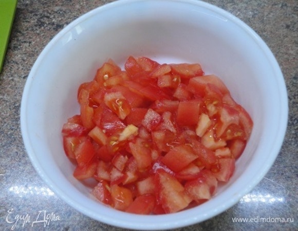 Помидоры очистить от кожицы и нарезать кубиками.