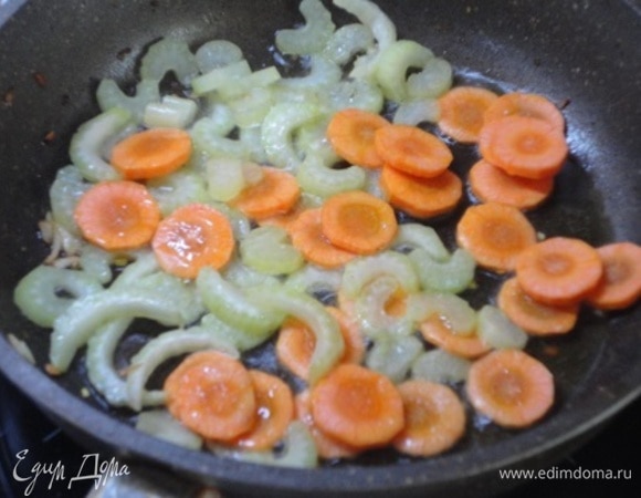 В том же масле обжарить морковь и сельдерей пару минут, до появления аромата. Отправить овощи в кастрюлю с фасолью.