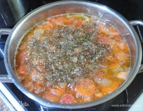 Немного потомить, после чего добавить томаты, ложку томатной пасты и сухие травы по вкусу. Посолить и поперчить.
