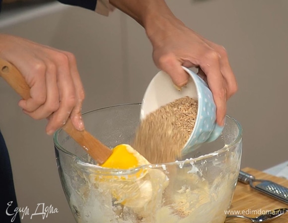 Измельченный миндаль добавить в тесто и перемешать лопаткой.