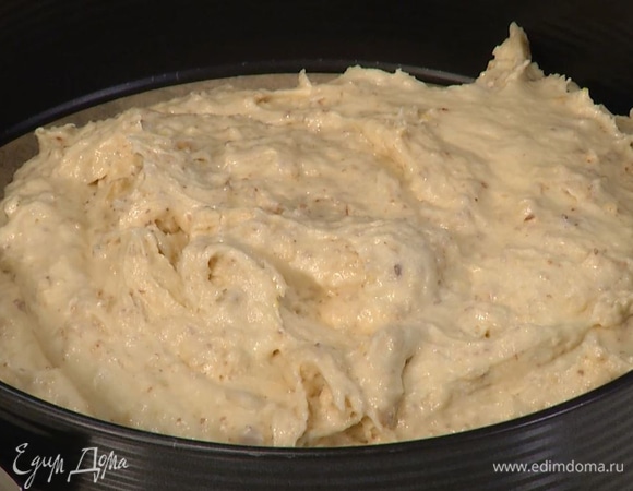 Разъемную форму для выпекания застелить бумагой для выпечки, выложить тесто. Выпекать корж в разогретой духовке 50–60 минут, в зависимости от мощности духовки.