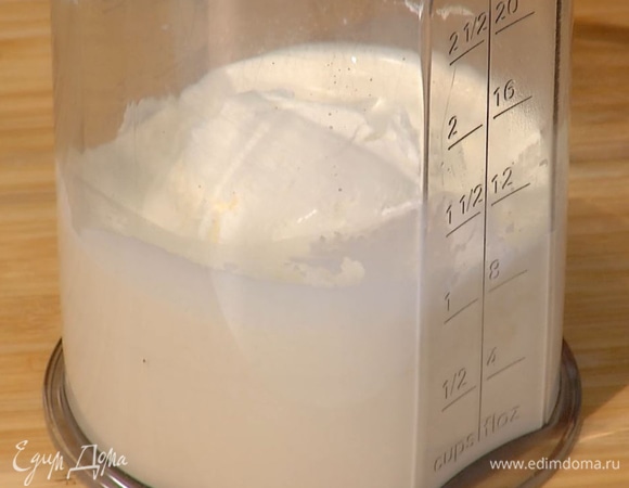 Приготовить крем: в чаше для взбивания соединить сливки, 1 ст. л. сахарной пудры, сливочный сыр и взбить венчиком в плотную воздушную массу.