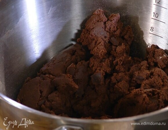 Приготовить тесто: предварительно размягченное сливочное масло выложить в чашу комбайна, всыпать сахар, какао, соду и соль и вымешать все насадкой-крюком, затем, не выключая комбайна, добавить муку, ванильную пасту, нарезанный шоколад и вымешать еще немного.