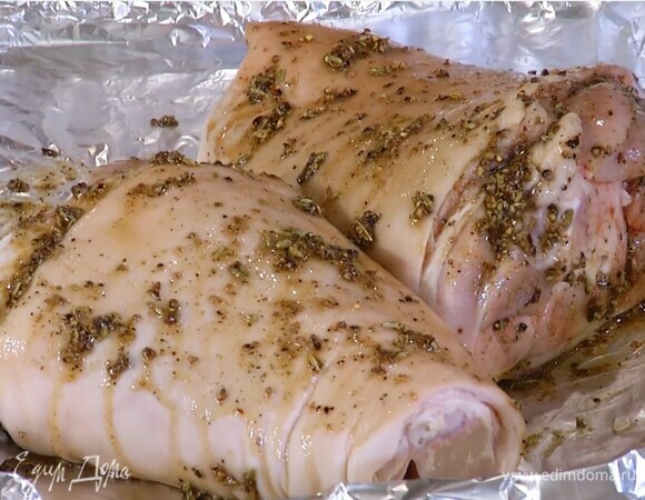 Глубокий противень выстелить двойным слоем фольги, поместить рульки, смазать со всех сторон пряной смесью, посолить и накрыть двойным слоем фольги.