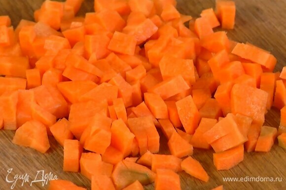Морковь почистить и мелко порезать.
