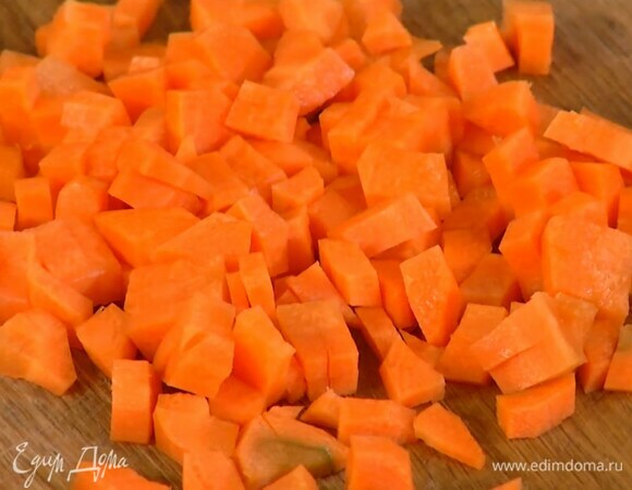 Морковь почистить и мелко порезать.