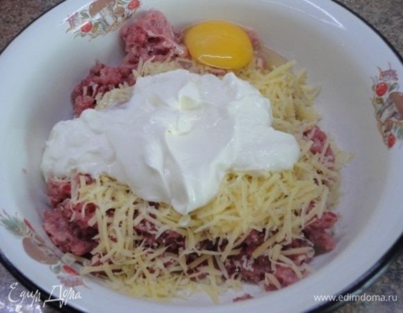 Соединить все ингредиенты для фарша и хорошо вымешать.