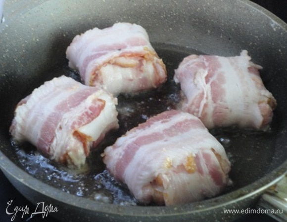 Сформировать из фарша шарики и завернуть их в бекон. Подрумянить на сковороде с оливковым и сливочным маслом.
