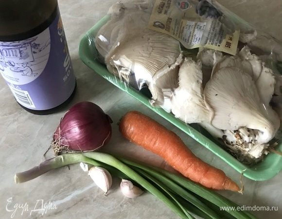 Подготовить ингредиенты. Овощи очистить и вымыть. Лук и чеснок мелко нарезать. Морковь нарезать пластинками. С грибов срезать лишнее и хорошо промыть.