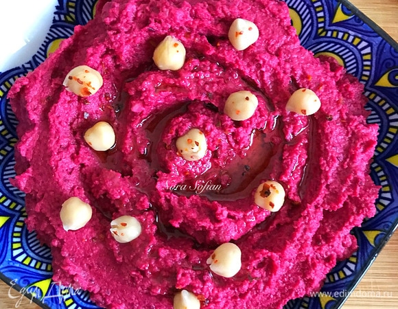 Переложить готовый хумус в посуду для подачи, полить оставшимся маслом и по желанию посыпать чили и украсить нутом.