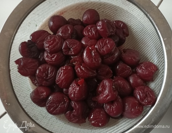 У меня замороженная черешня без косточек, поэтому ее необходимо разморозить, переложить в дуршлаг и оставить в стороне, чтобы стекла лишняя жидкость (не отжимать).