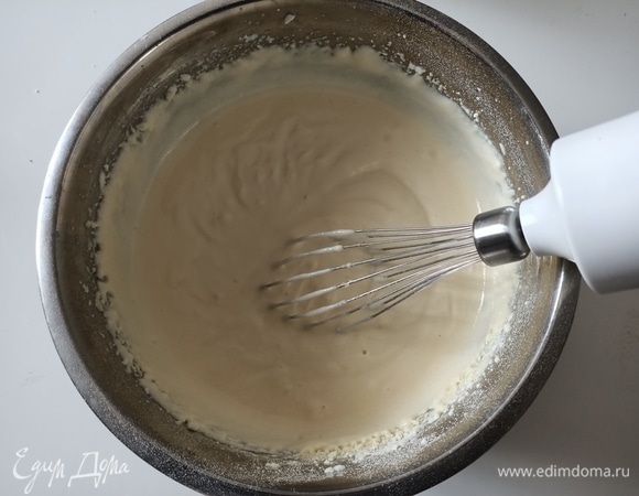 Взбить яйца с сахаром и ванилином. Продолжая взбивать, добавить рикотту, греческий йогурт и семолину, взбивать в течение 1–2 минут.