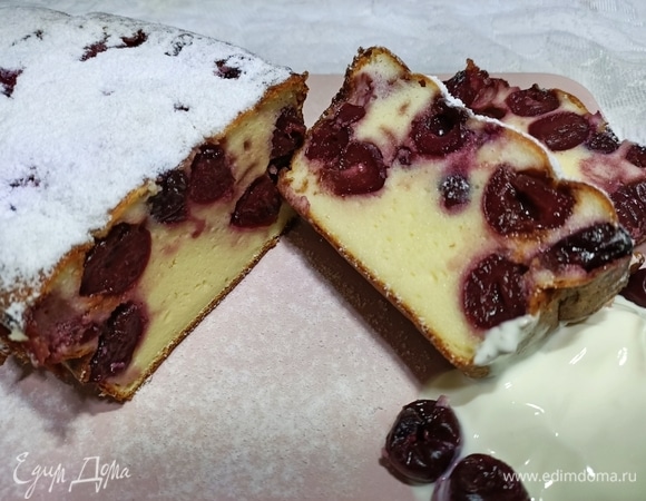 Выпекать запеканку в предварительно разогретой духовке при 180°C 50–60 минут. Дать немного остыть, затем щедро посыпать сахарной пудрой и подавать. Приятного аппетита!