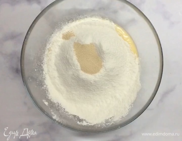 Смешиваем теплое молоко, сахар, полтора яйца и щепотку соли. Просеиваем муку, добавляем дрожжи и вымешиваем тесто до однородности.