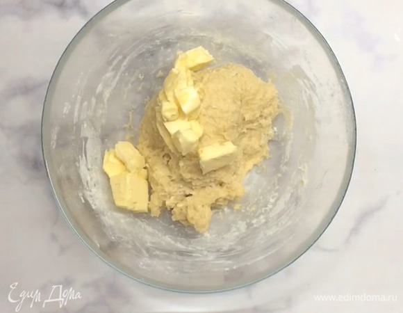 Добавляем мягкое сливочное масло и вымешиваем руками.