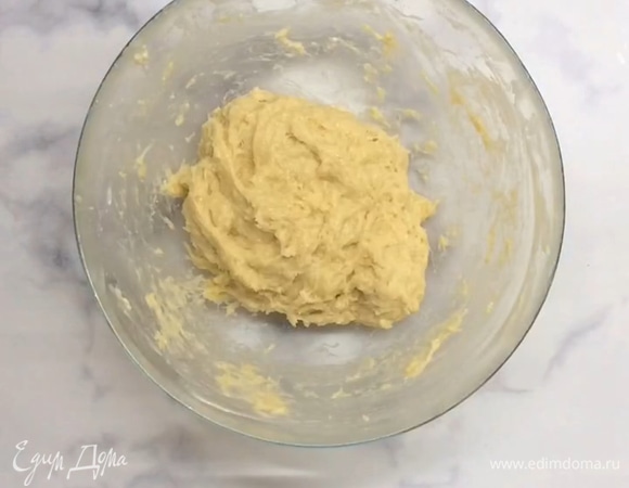 Тесто остается липким, так и должно быть. Накрываем и оставляем в тепле на 1 час.