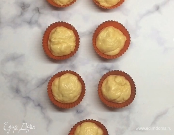 Тесто готово, скатываем в руке шарик и выкладываем в формочки для кексов. Отравляем в заранее разогретую духовку на 25–30 минут при 180°C.