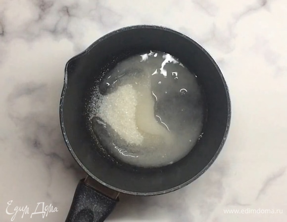 Булочки немного остужаем и в это время варим сироп. В сотейнике смешиваем воду и сахар, доводим до растворения сахара, снимаем с огня и добавляем пару капель ароматизатора рома или рома.