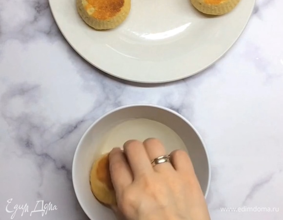 Булочки немного остыли, окунаем их в теплый сироп, чтобы они со всех сторон пропитались им.