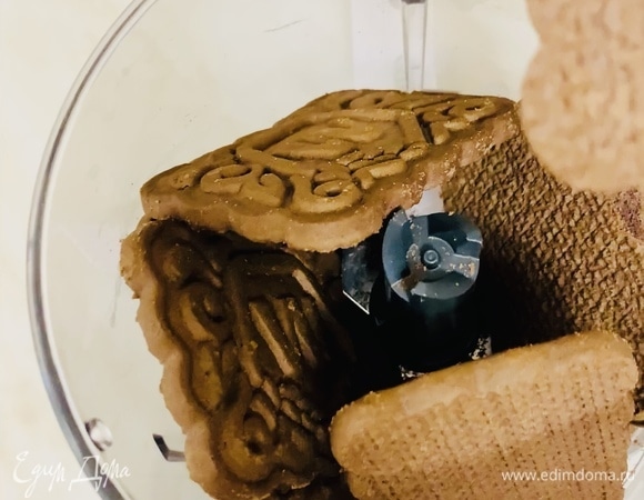 Измельчить печенье в блендере.