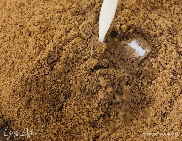 Добавить к нему молоко и разрыхлитель.