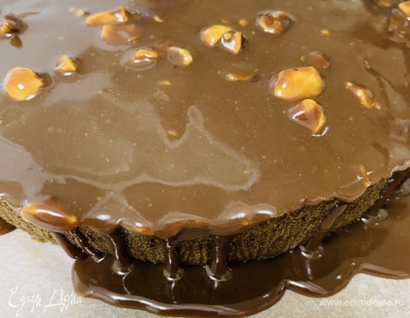 Полить торт шоколадной глазурью.