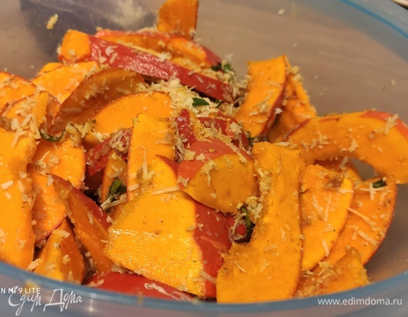 Выложить тыкву в миску, добавить 2 ст. л. оливкового масла и все хорошо перемешать.