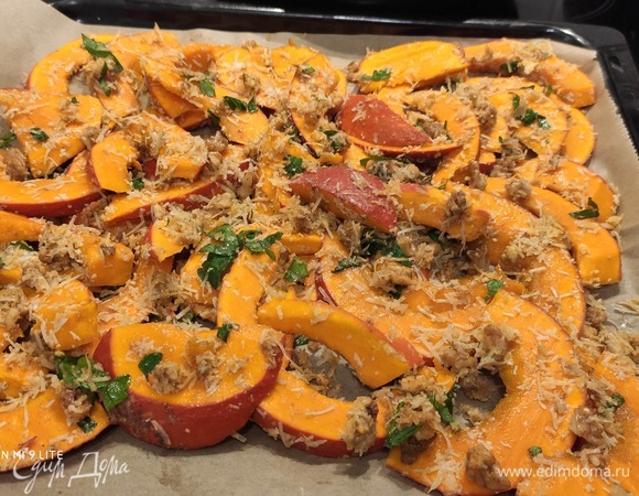 Выложить на противень, застеленный бумагой для выпечки, и полить медом. Слегка перемешать.