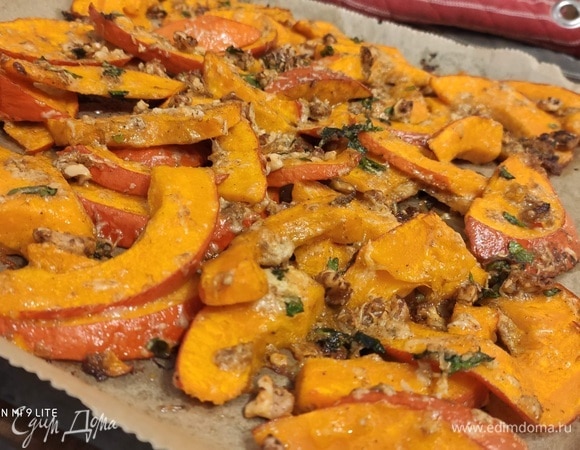 Запекать в предварительно разогретой до 200°C духовке около 20 минут, до мягкости тыквы. На этом этапе, в принципе, можно и остановиться.