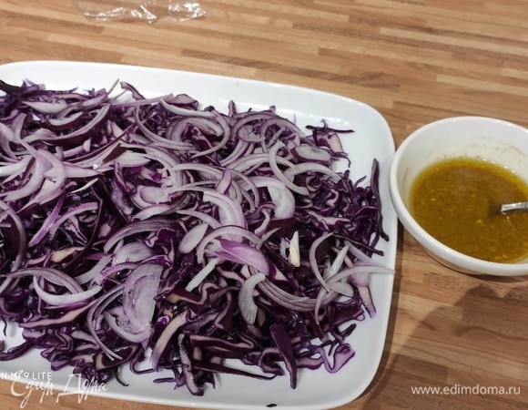 Пока запекается тыква, займемся приготовлением салата. Удалить внешние листья с красной капусты, вырезать кочерыжку и тонко нашинковать капусту. Очистить некрупную луковицу, нарезать очень тонкой соломкой. Смешать бальзамический уксус с горчицей и медом, приправить солью и перцем. Вмешать тонкой струйкой оливковое масло до образования эмульсии. Салат выложить на большое блюдо, полить краснокочанную капусту и лук соусом, аккуратно перемешать и оставить мариноваться.