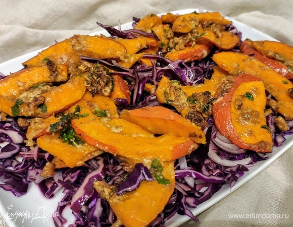 Достать тыкву из духовки. Сразу же выложить тыкву на салат. Посыпать оставшейся нарезанной петрушкой. Можно сделать подачу порционной, организовав каждому собственную тарелку.