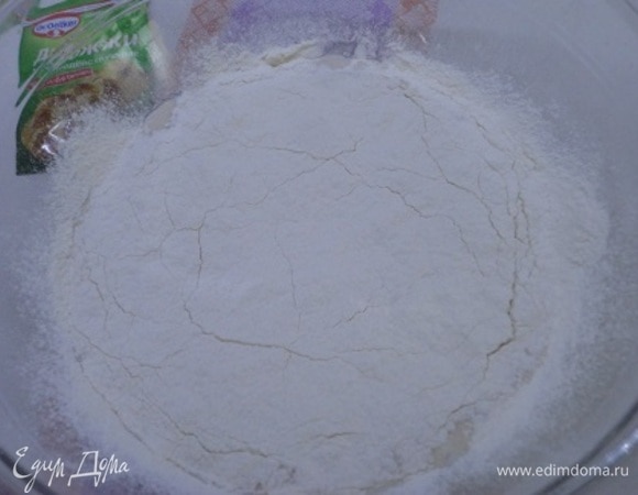 Дрожжи растворить в теплом молоке с сахаром. Посыпать мукой и оставить в теплом месте на 15 минут.