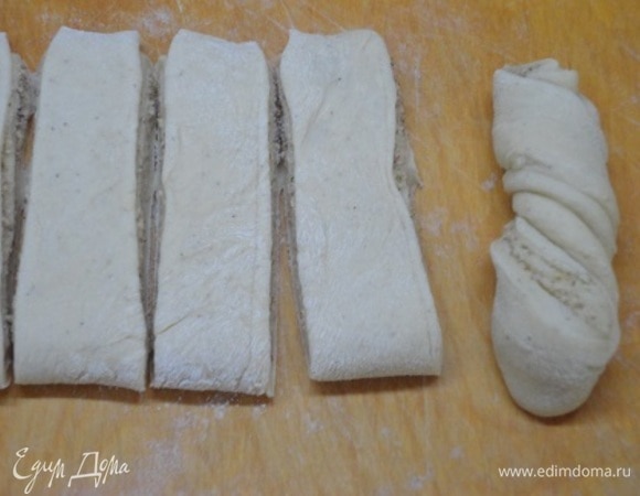 Нарезать полосками шириной 4–5 см и свернуть жгутиками. Три полоски я не закрутила. Возможен и такой вариант.