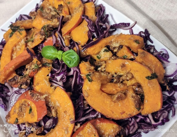 Зелень можно использовать любую, а также можно экспериментировать с салатом. Но сильно усердно это делать не рекомендую, так как именно своей простотой он не сможет затмить, а скорее подчеркнет звездочку этого рецепта — нашу тыкву!