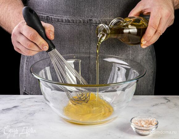 Взбейте яйцо, добавьте к нему соль и растительное масло. Перемешайте.